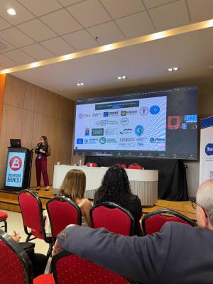 Dr. Juliana Moura making a conference presentation