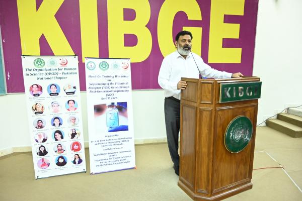 Prof Iraqi delivering speech