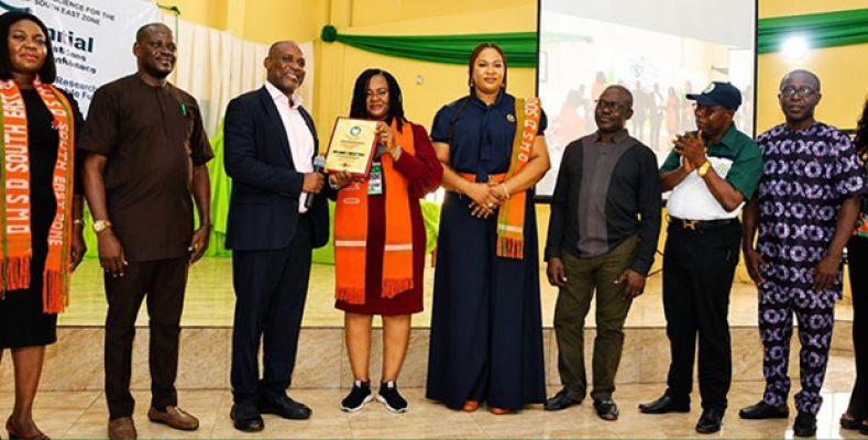 DR.CHIOMA ANORUE ZONE COORDINATOR GIVING AWARD OF EXCELLENT LEADERSHIP TO THE VC