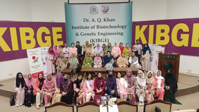 group photo of speakers and audience