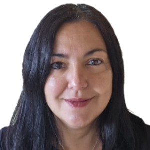 Mujer de 40 años, pelo largo negro, ojos oscuros y piel oliva. 