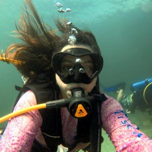 Jenniffe García buceando en monitoreo de megafauna marina