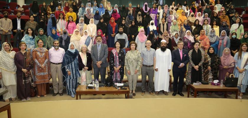 A group photo of speakers, panelist, guests and attendees