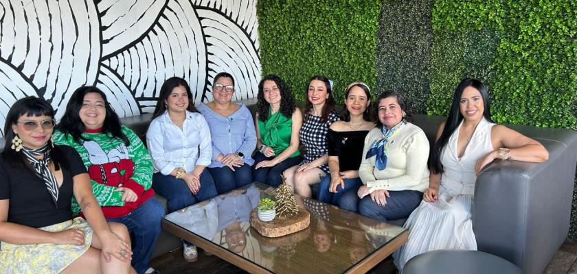 La OWSD-HN, como es tradición, realizó su desayuno navideño, un espacio de convivencia en el que las miembros compartieron momentos de camaradería, agradecimiento y reflexión por los logros del año.  