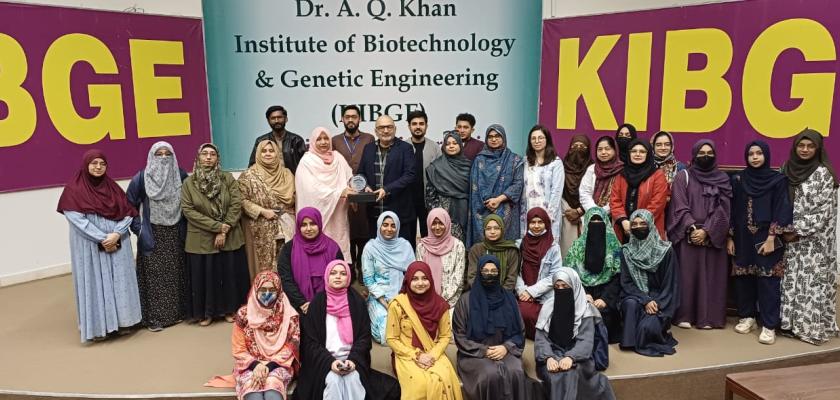 A group photo of speaker and audience